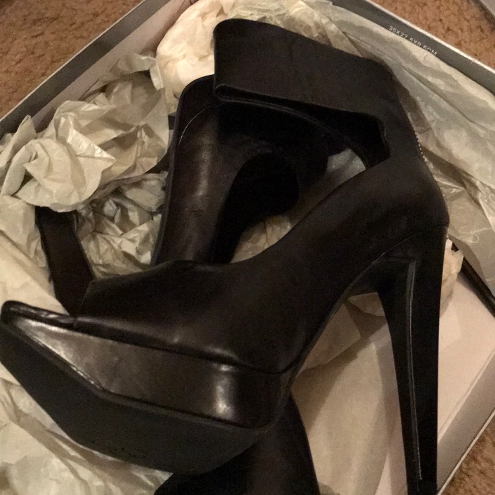 Jessica Simpson Heels - Picture 2 of 11
